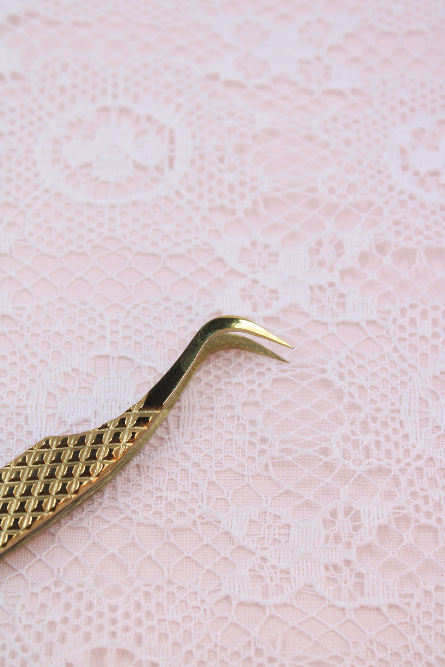 Ruth Curved Hook Boot Lash Tweezer - Limited Edition Vesper Tweezer Collection