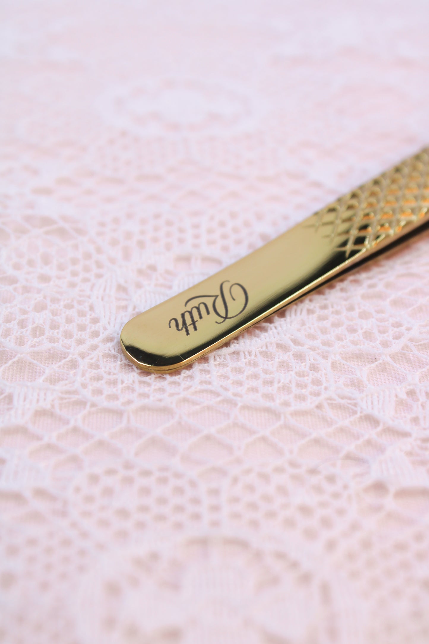 Ruth Curved Hook Boot Lash Tweezer - Limited Edition Vesper Tweezer Collection